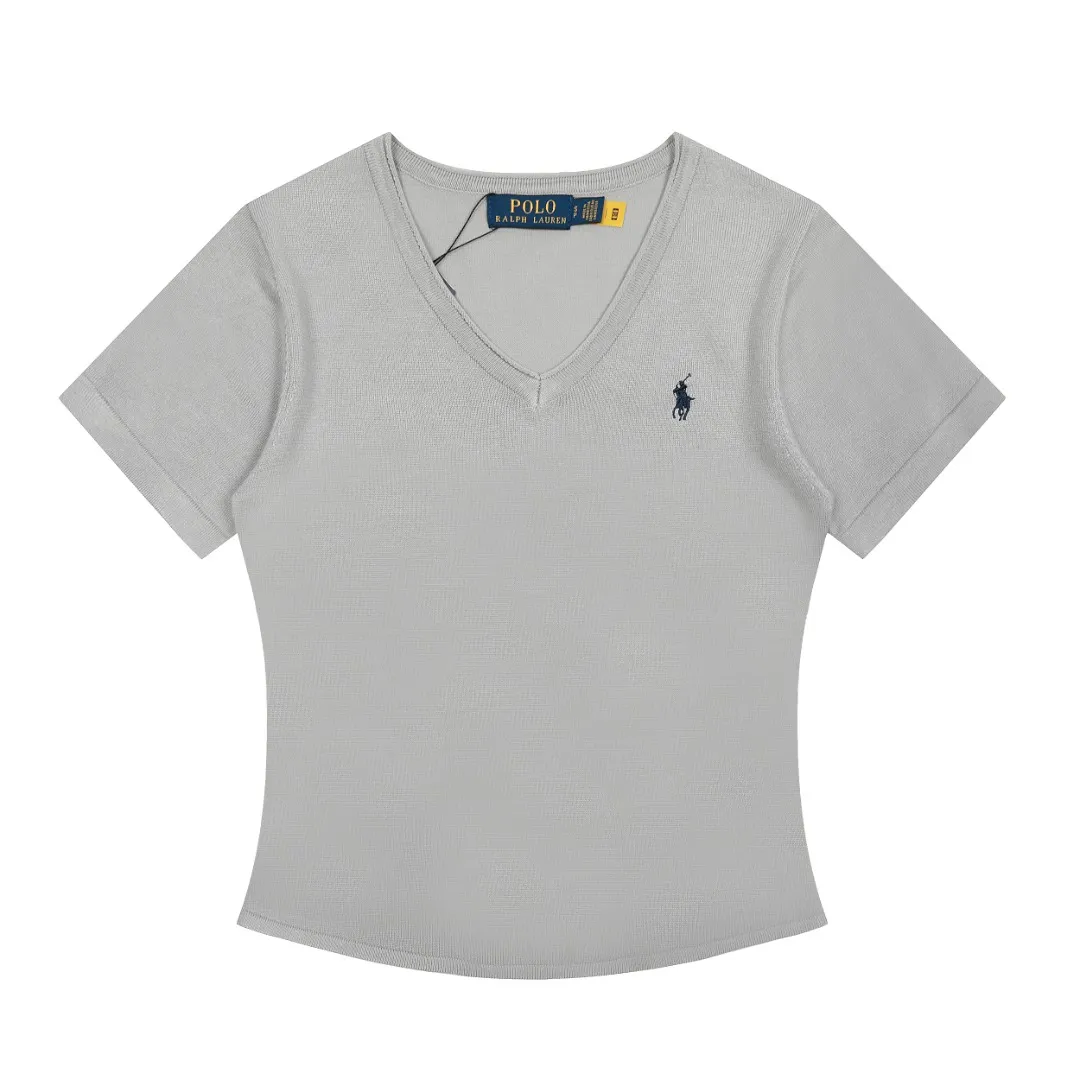 P146 💰 "Top quality" Style number: DS079# (not off the shelves all year round) [Ralph Lauren classic pony embroidery V-neck goddess style summer knitted short sleeves] ✅Ralph Lauren Ralph Lauren popular and versatile women's V-neck ice silk knitted short sleeves ✅Main supply platform live broadcast Wholesale entity Replenish when out of stock Not off the shelves ✅ZP quality 1:1 version Scan the code to enter the GF website Z cabinet quality ✅Comfortable, soft and highly breathable Focusing on high-end, cost-effective and good quality, needless to say. ✅Restore the original version. Loose, comfortable and stress-free. ✅Wear for work and life. Suitable for various occasions. Must-have recommended model for goddesses. Size: S-XL. Color: Black, White, Gray, Navy Blue, Pink Mi Xing.